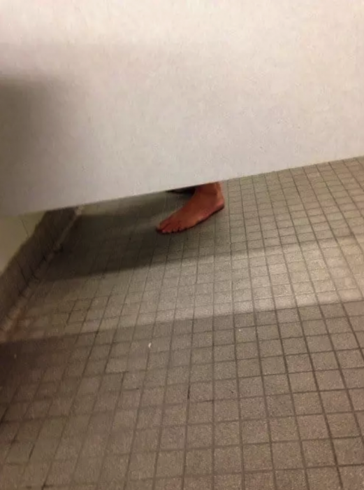 Pies sin chanclas en el ba&ntilde;o
