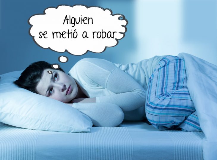 ni&ntilde;a asustada en la cama 
