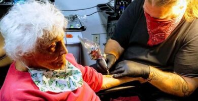 La abuela de 103 años se hizo un tatuaje para celebrar el fin de su aislamiento