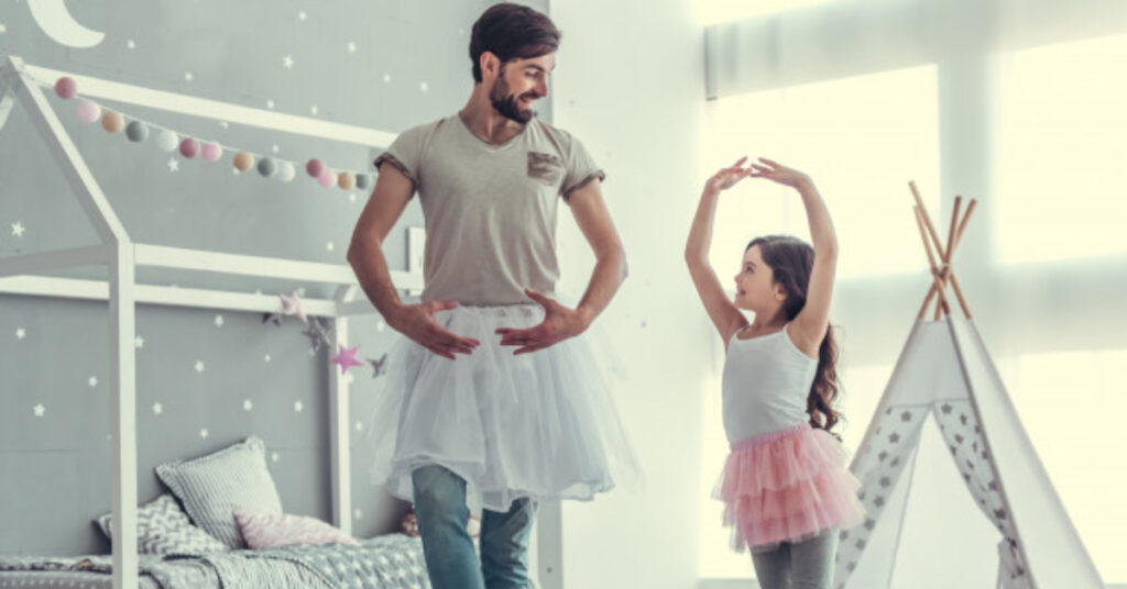 Los padres se atrevieron a bailar en la clase de ballet de sus hijas