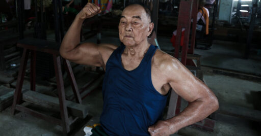 Su Maung, el culturista que está levantando pesas en sus 90