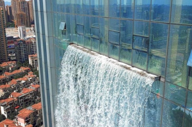 Cascada en rascacielos de porcelana 