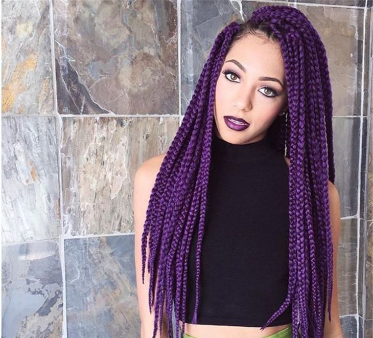 Chica con trenzas africanas de colores