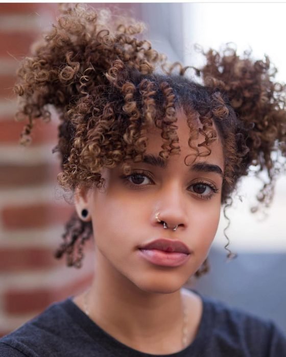 Chica con dos chonguitos en el pelo