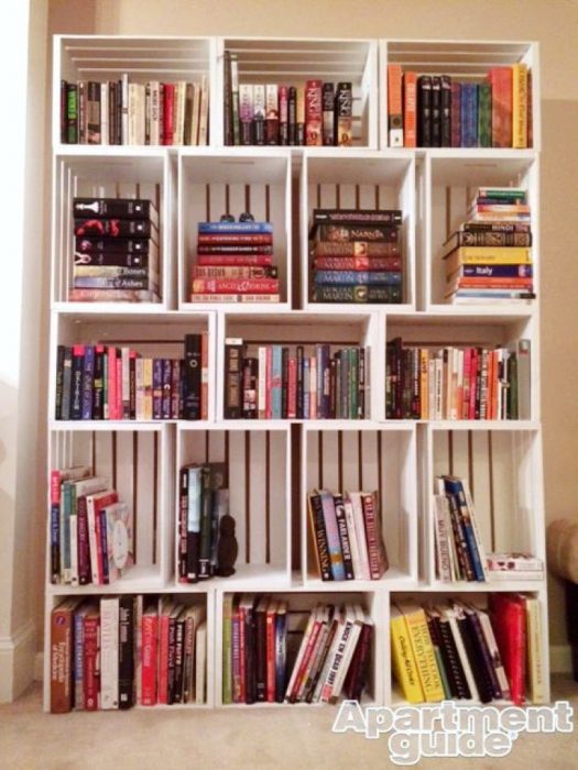 Librería hecha de palitos de frutas
