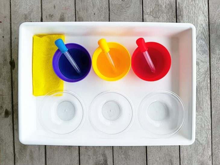 tres vasos de agua con colorante alimentario