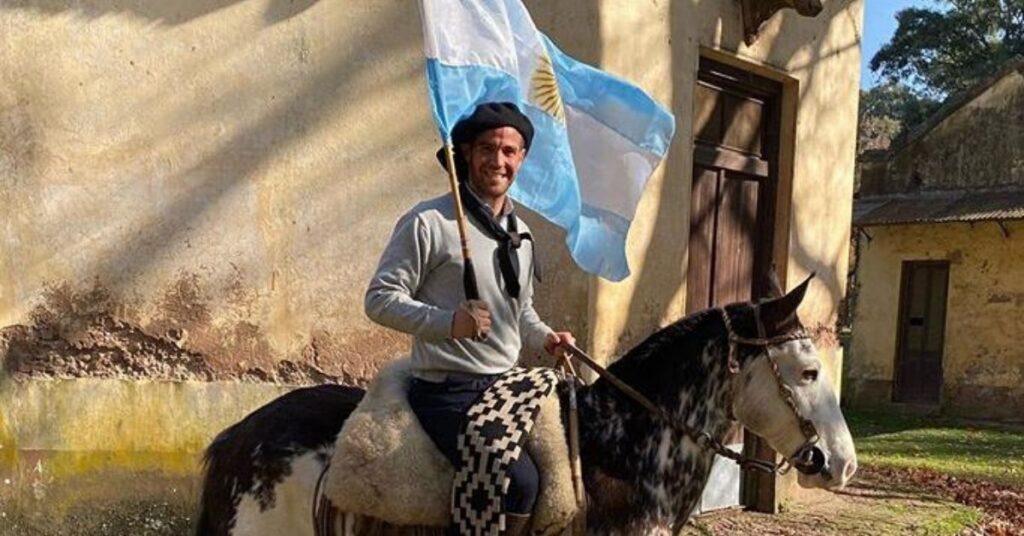 El gaucho argentino, que hace furor en TikTok con sus bailes en la cancha