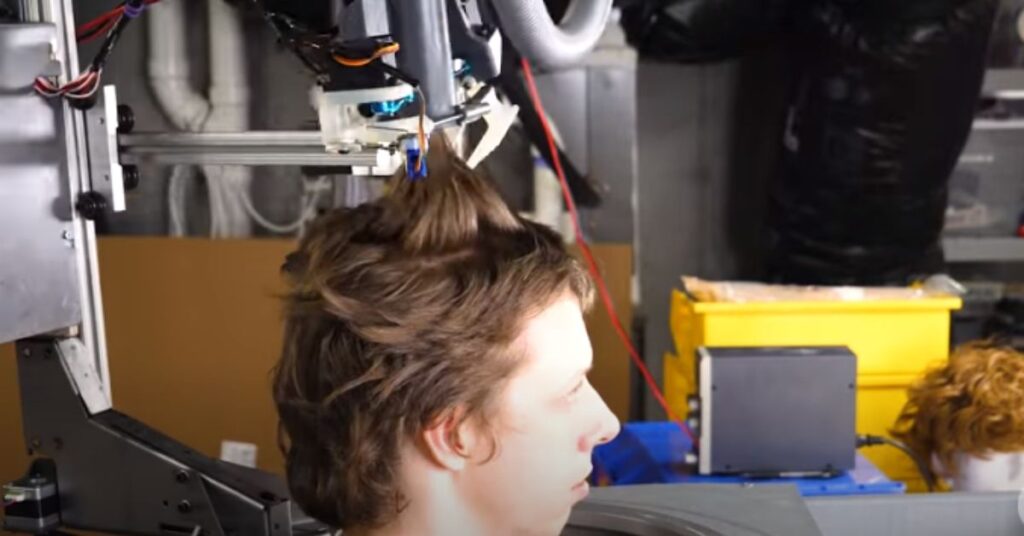 El joven hace que un robot le corte el pelo durante la cuarentena