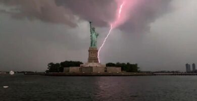 El momento en que un rayo cae sobre la Estatua de la Libertad