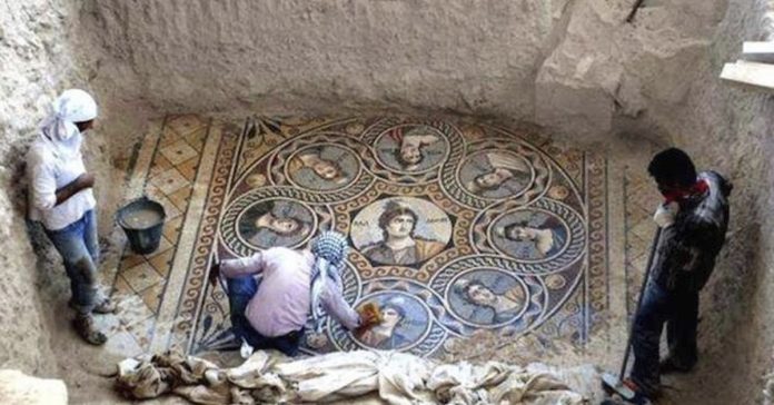 Arque&oacute;logos descubren mosaicos griegos antiguos en perfecto estado pancartas