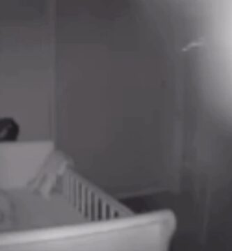 Los padres suben videos que dicen que su hija fue visitada por un fantasma