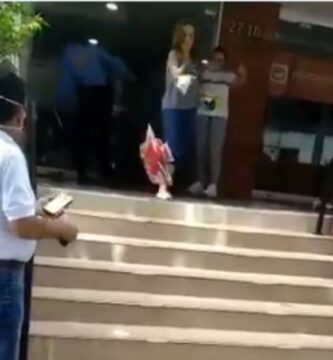 Mujer consiguió accidentalmente un mercado y lo tiró a la calle
