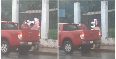 Un hombre compró todos los productos a un vendedor de algodón.