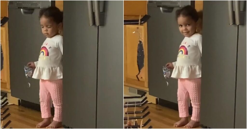 Una niña finge estar dormida después de ser vista comiendo dulces.