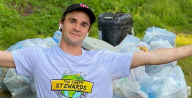 Young recolectó más de 7.000 bolsas de basura durante 10 años